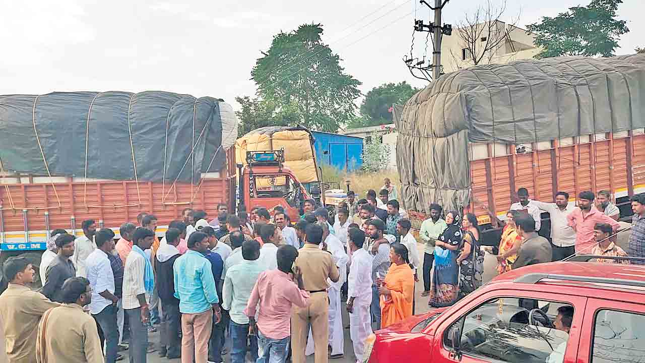 నల్లగొండలో పత్తి రైతుల రాస్తారోకో