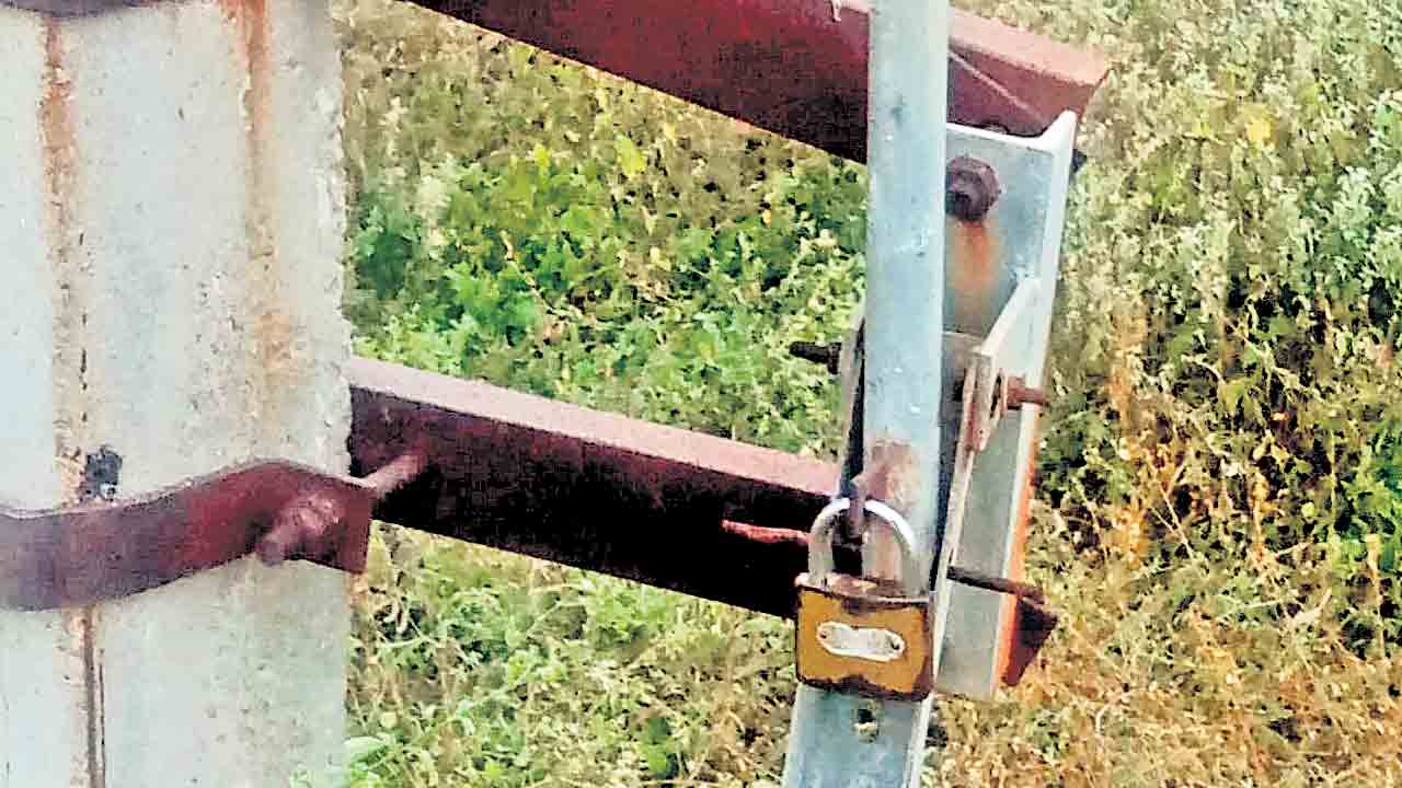 Transformer | సరిపడా కరెంట్‌ రావడం లేదని.. ట్రాన్స్‌ఫార్మర్‌ ఏబీ స్విచ్‌కు తాళం