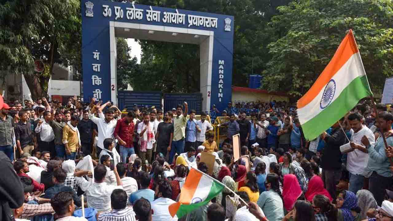 విద్యార్థుల ఆందోళనతో ఒకే షిఫ్ట్‌లో పీసీఎస్‌ పరీక్ష