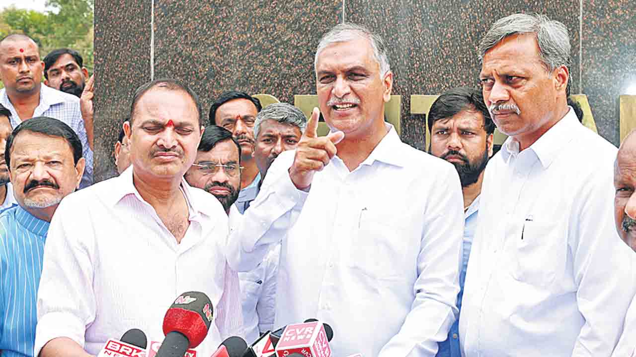 Harish Rao | ప్రశ్నిస్తే కేసులు పెడ్తరా?.. ఇందిరమ్మ రాజ్యంలో ఎమర్జెన్సీ పాలన: హరీశ్‌రావు