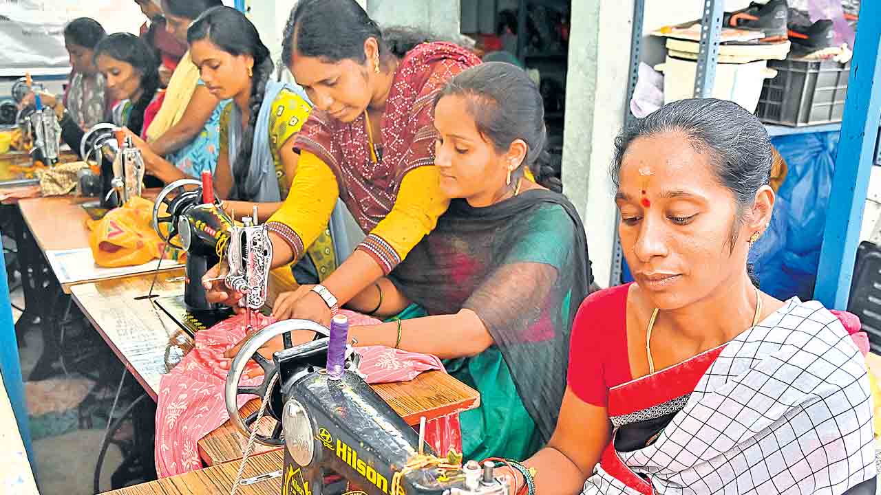 ఆ ఇల్లే బడిగా మారింది!..టైలర్స్‌ టీచర్‌ ..!