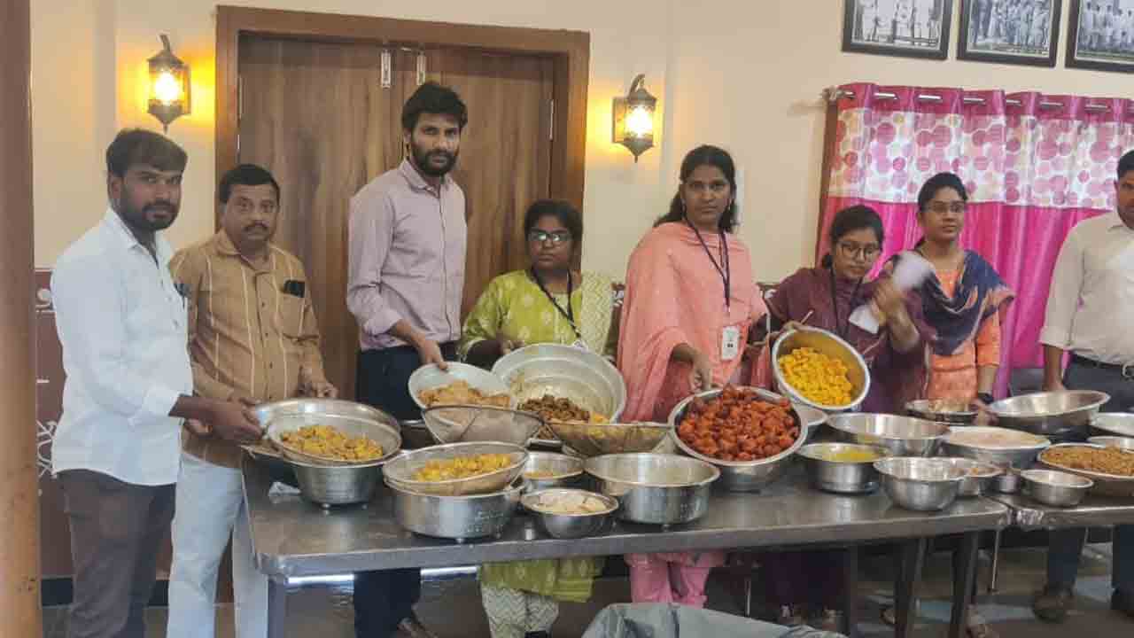 మరిగిన నూనె.. కుళ్లిన మాంసం