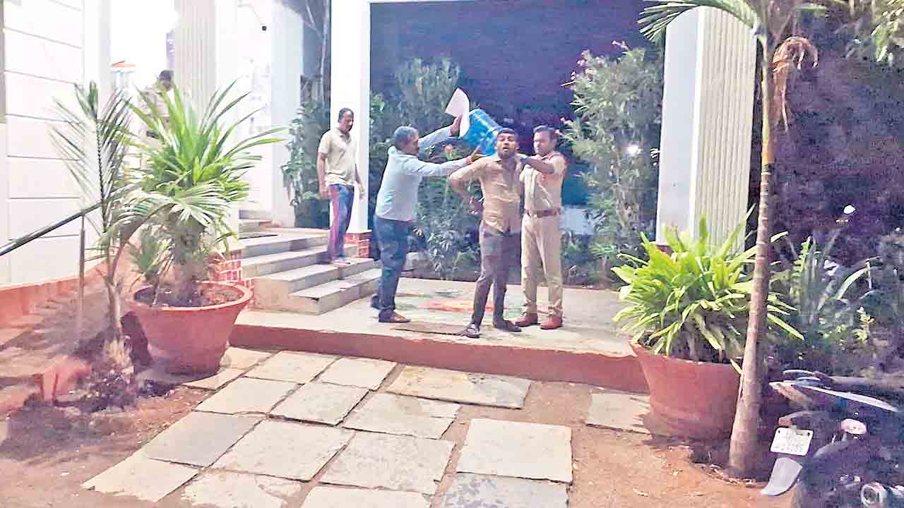 ఠాణాలో యువకుడి ఆత్మహత్యాయత్నం