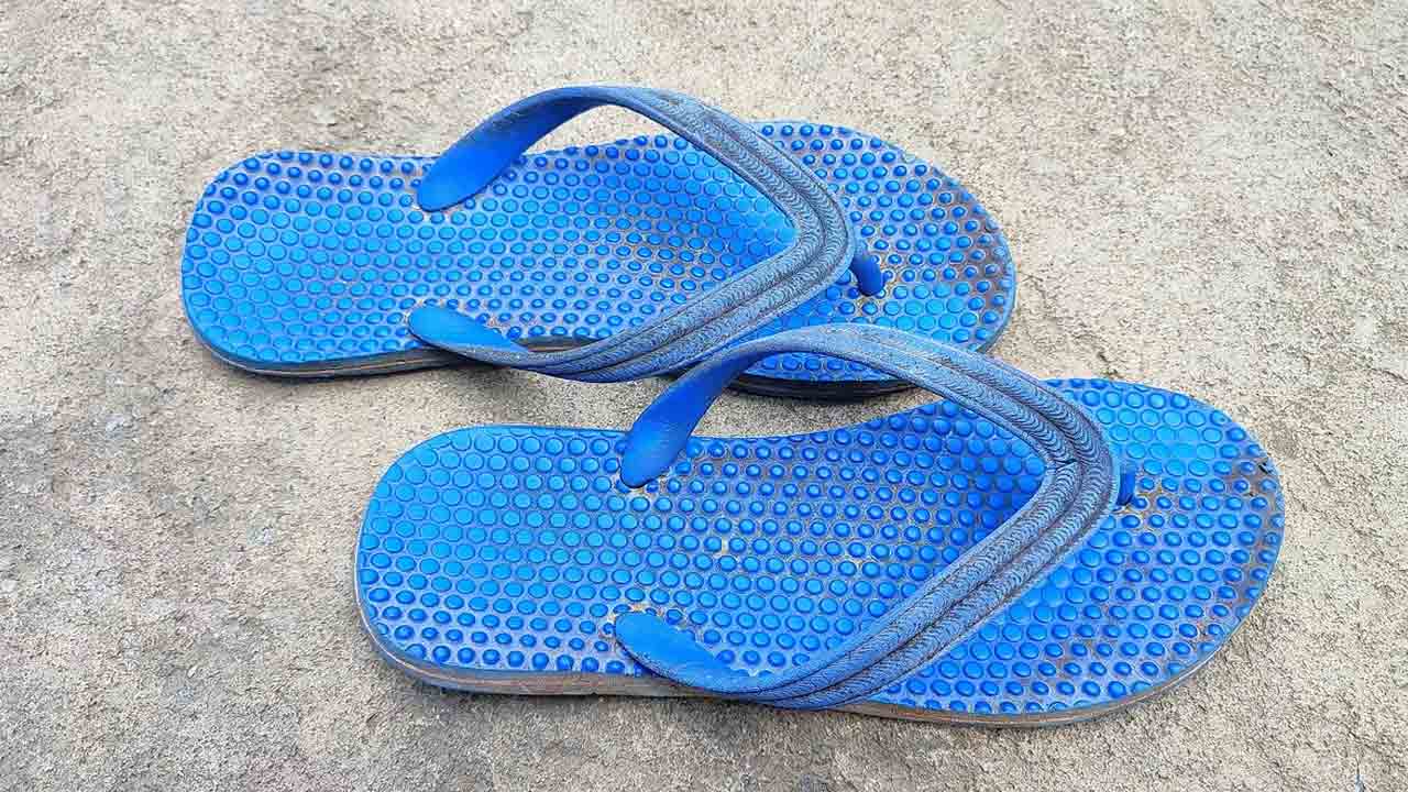 పోలింగ్‌ బూత్‌ల్లో  చెప్పులు ధరించడంపై నిషేధం విధించండి.. స్వతంత్ర అభ్యర్థి డిమాండ్‌