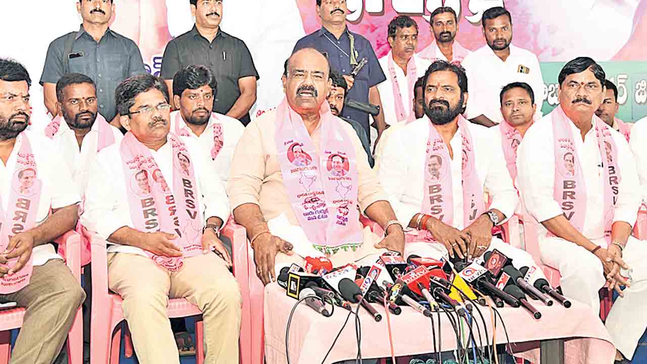 మాజీ మంత్రిపై కేసు నమోదు