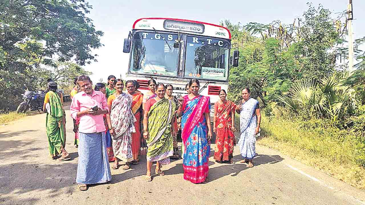 బస్సు కోసం రోడ్డెక్కిన మహిళలు