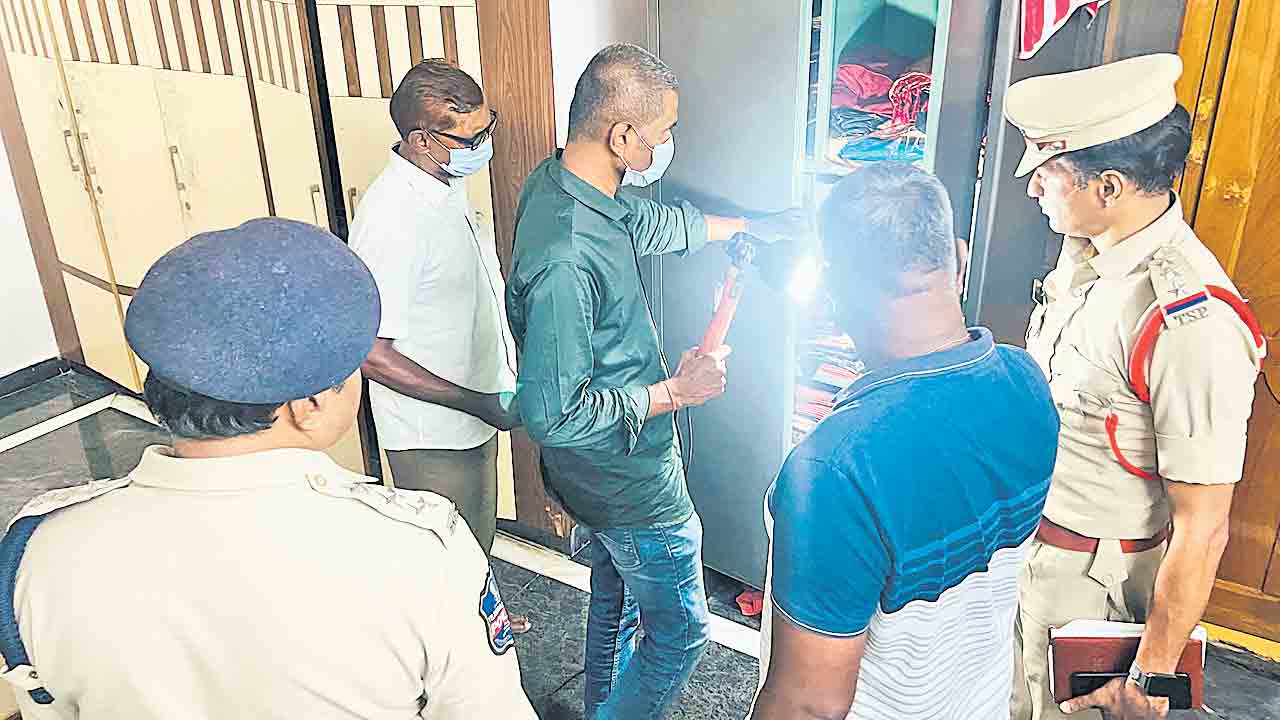 నిజామాబాద్‌లో 23 తులాల బంగారం చోరీ