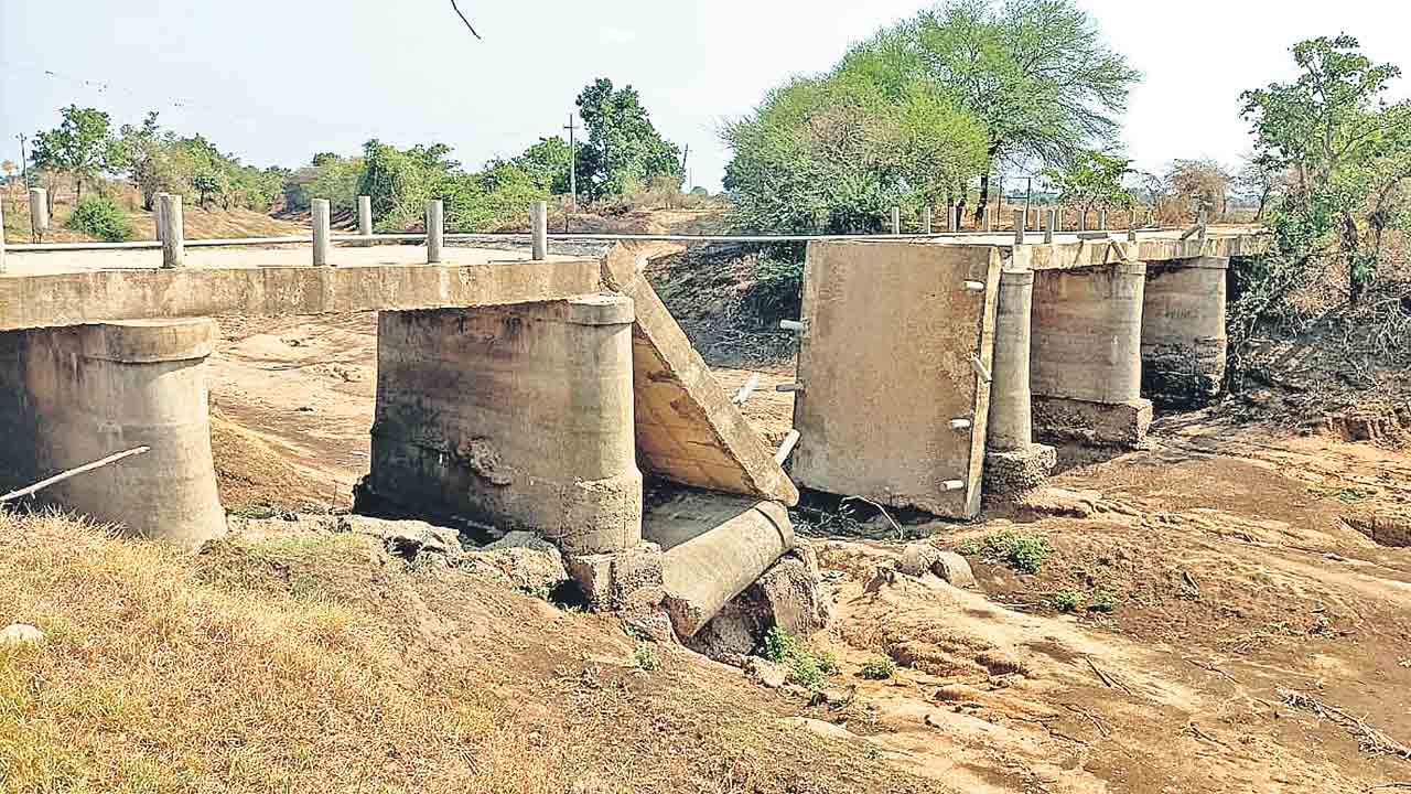 ప్రమాదమని తెలిసినా.. పైపు మీద పొలానికి..