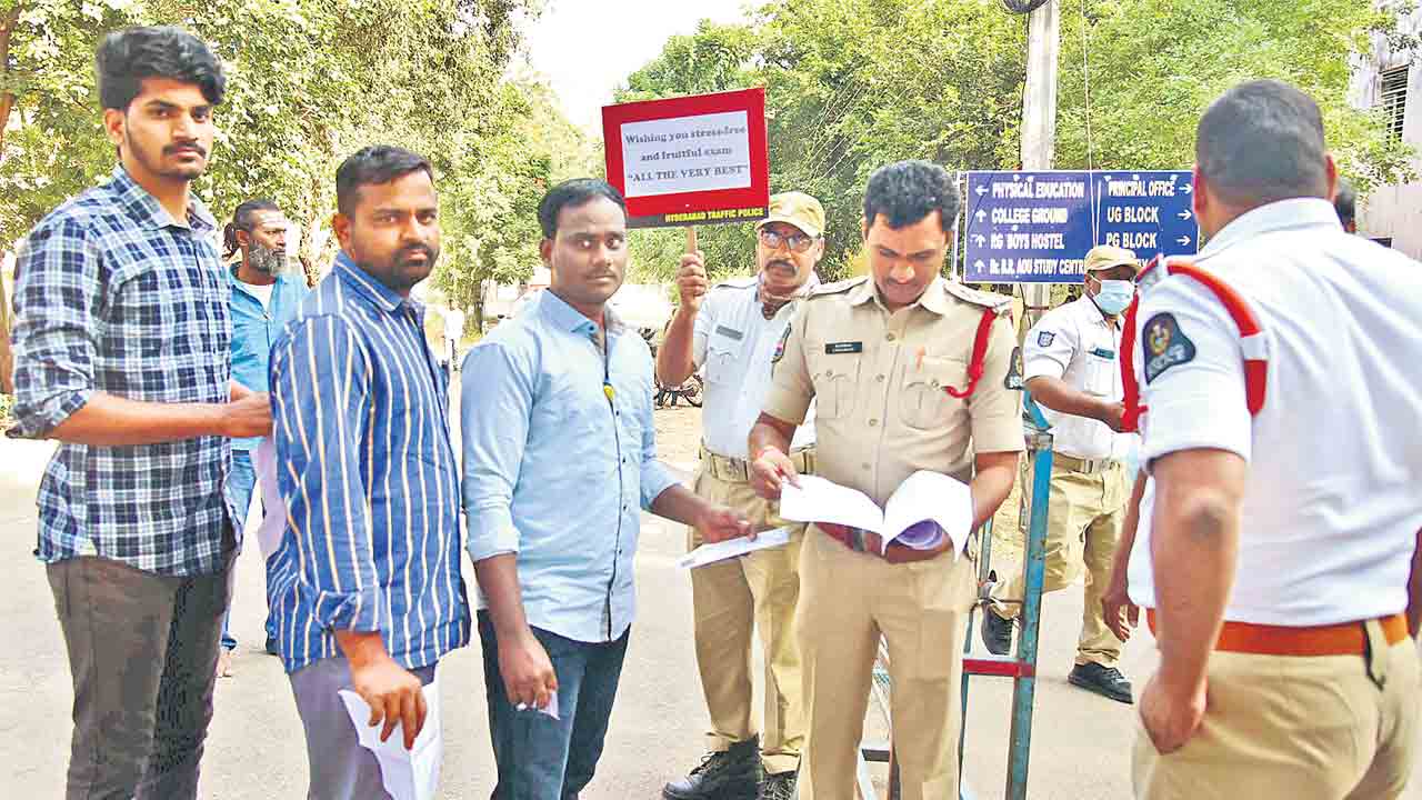 గ్రూప్‌-3లో జేఈఈ మెయిన్స్‌పై ప్రశ్న