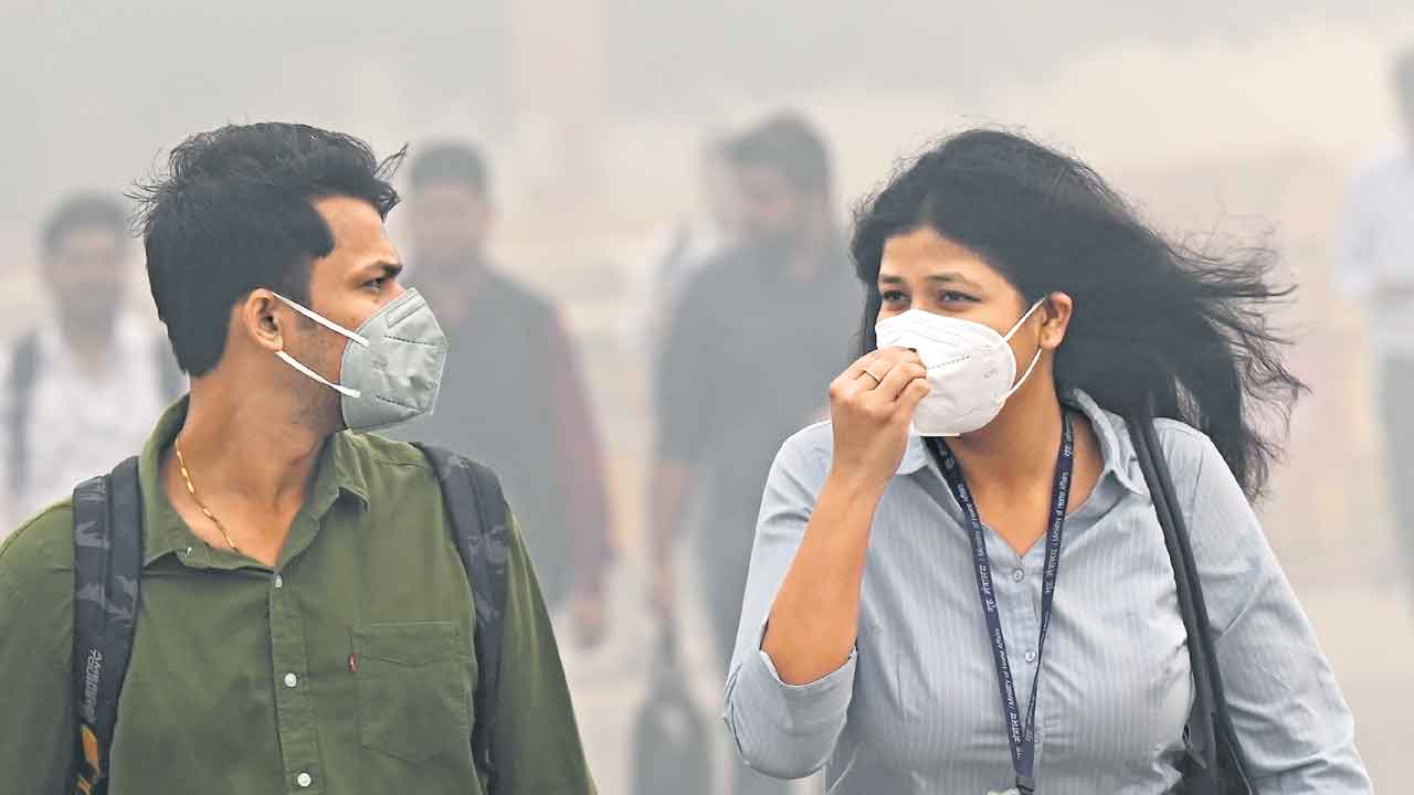 Delhi Pollution | కాలుష్యంతో ఢిల్లీ ఉక్కిరిబిక్కిరి.. బడులు బంద్‌