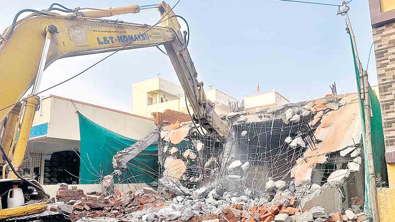 అమీన్‌పూర్‌లో హైడ్రా కూల్చివేతలు