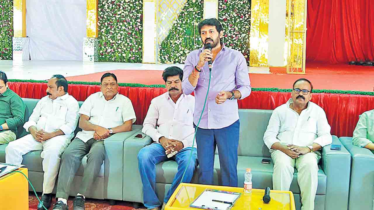 రేపు మానుకోటలో గిరిజన రైతులతో ధర్నా