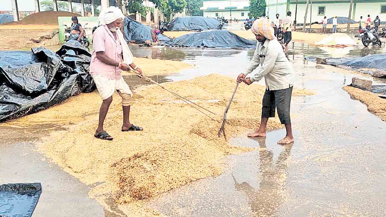 Paddy Procurement | వడ్ల కాంటాల్లో అధికారుల జాప్యం.. ఆరుగాలం కష్టం నీటి పాలు