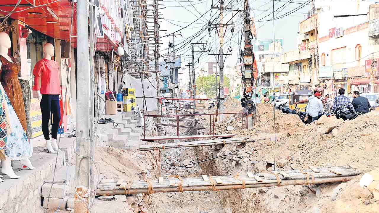 ఎందుకు తవ్వారు.. పూడ్చారు..?