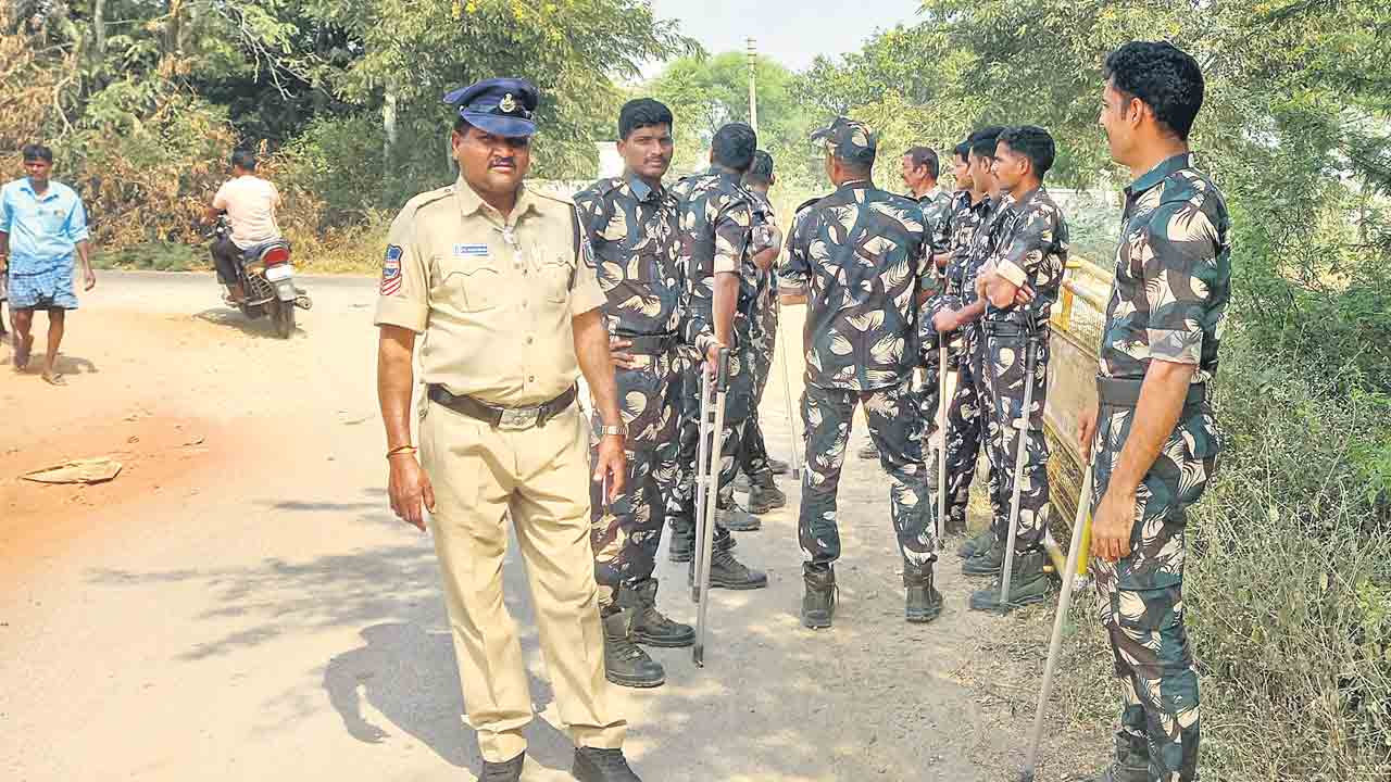 ఫోర్త్‌సిటీ భూముల సర్వే నిర్వహిస్తున్న గ్రామాల్లో ఎటుచూసినా పోలీసులే..