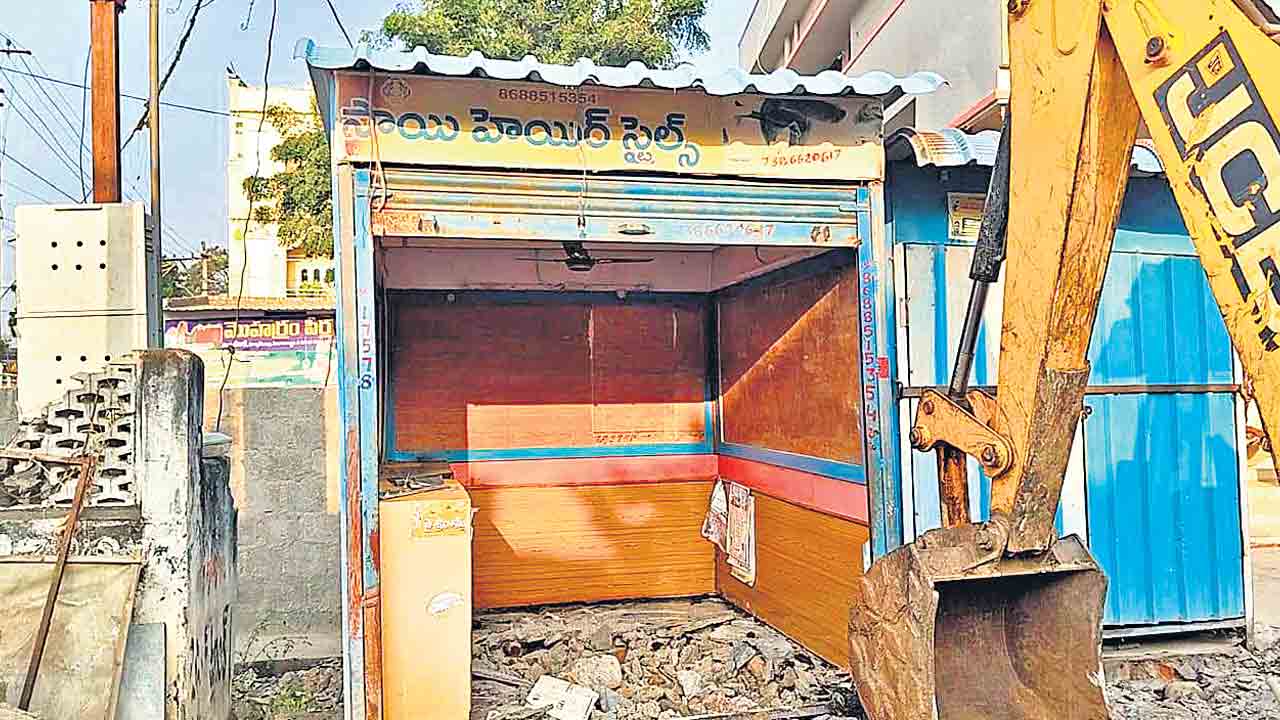 మా జీవనాధారం కూల్చితే బతికేదెట్లా?