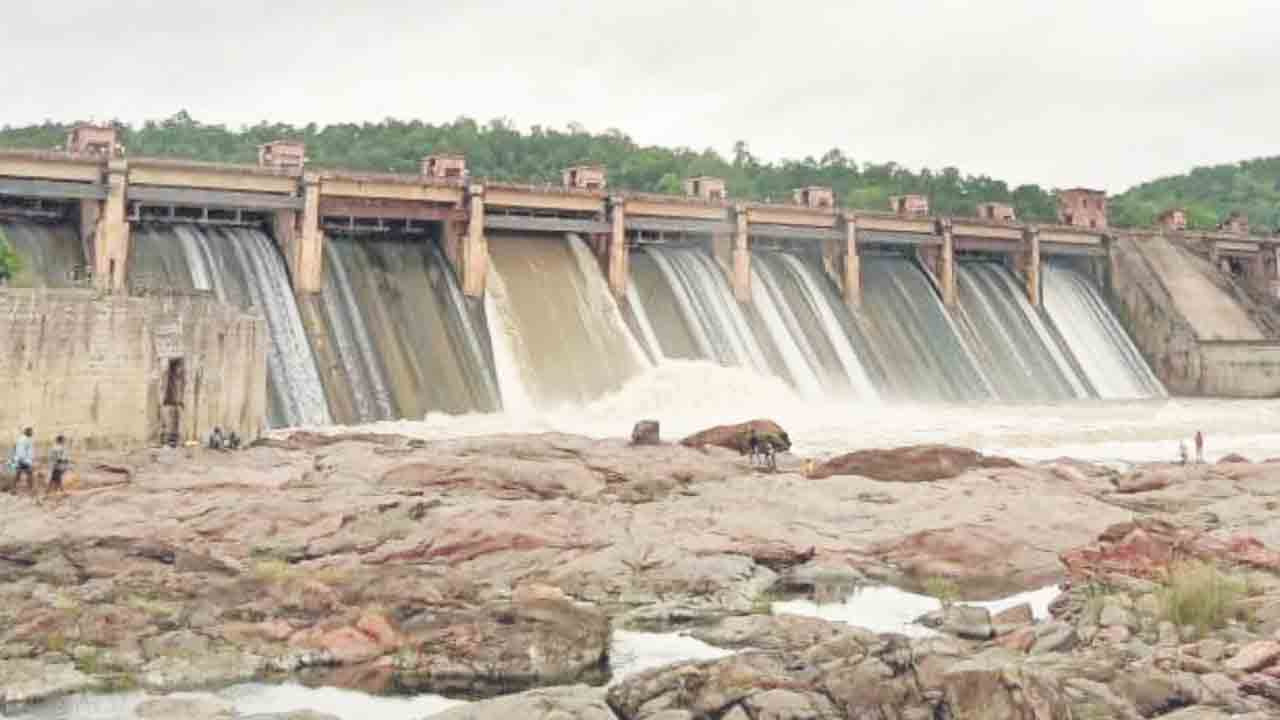 కడెంకు కాంగ్రెస్‌ షాక్‌