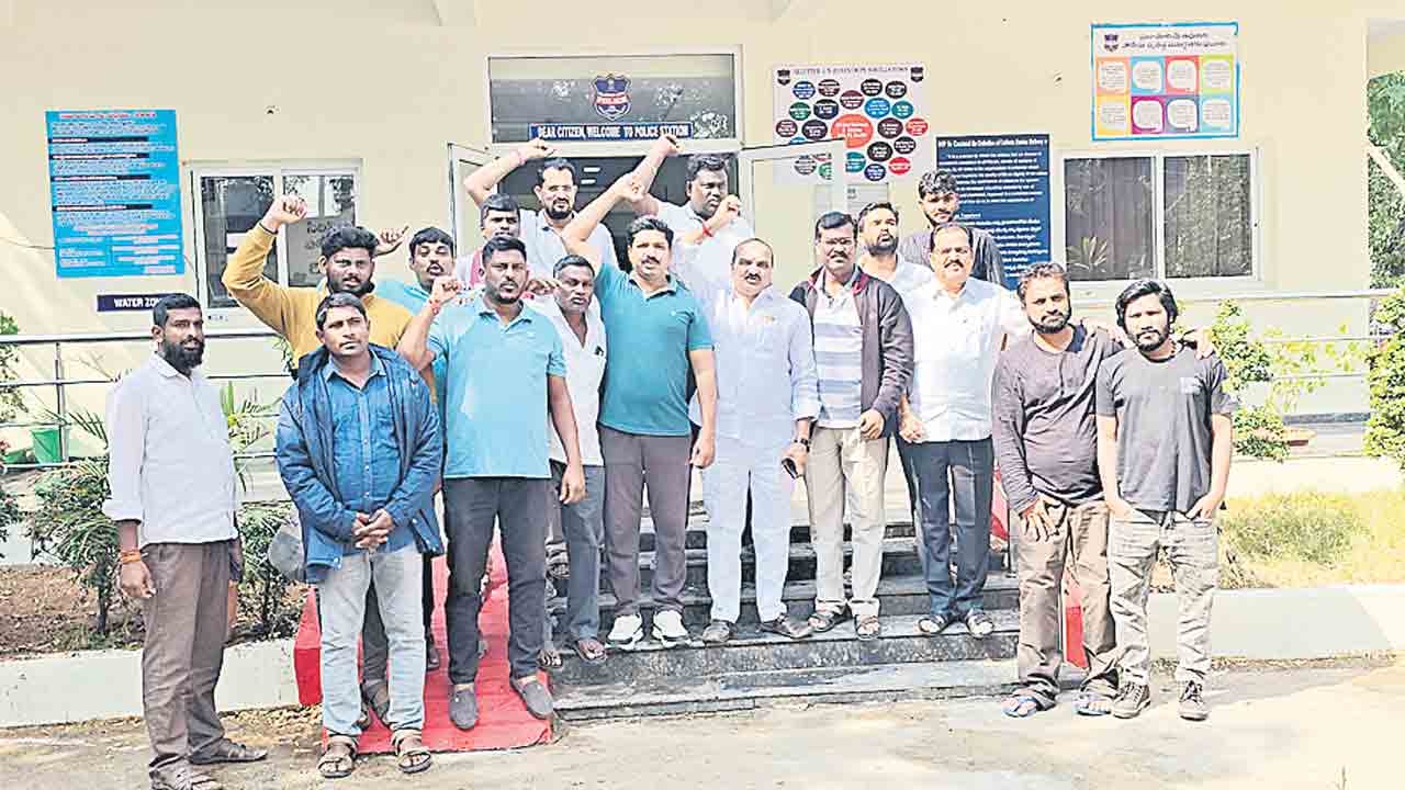 అర్ధరాత్రి నుంచే నిర్బంధం