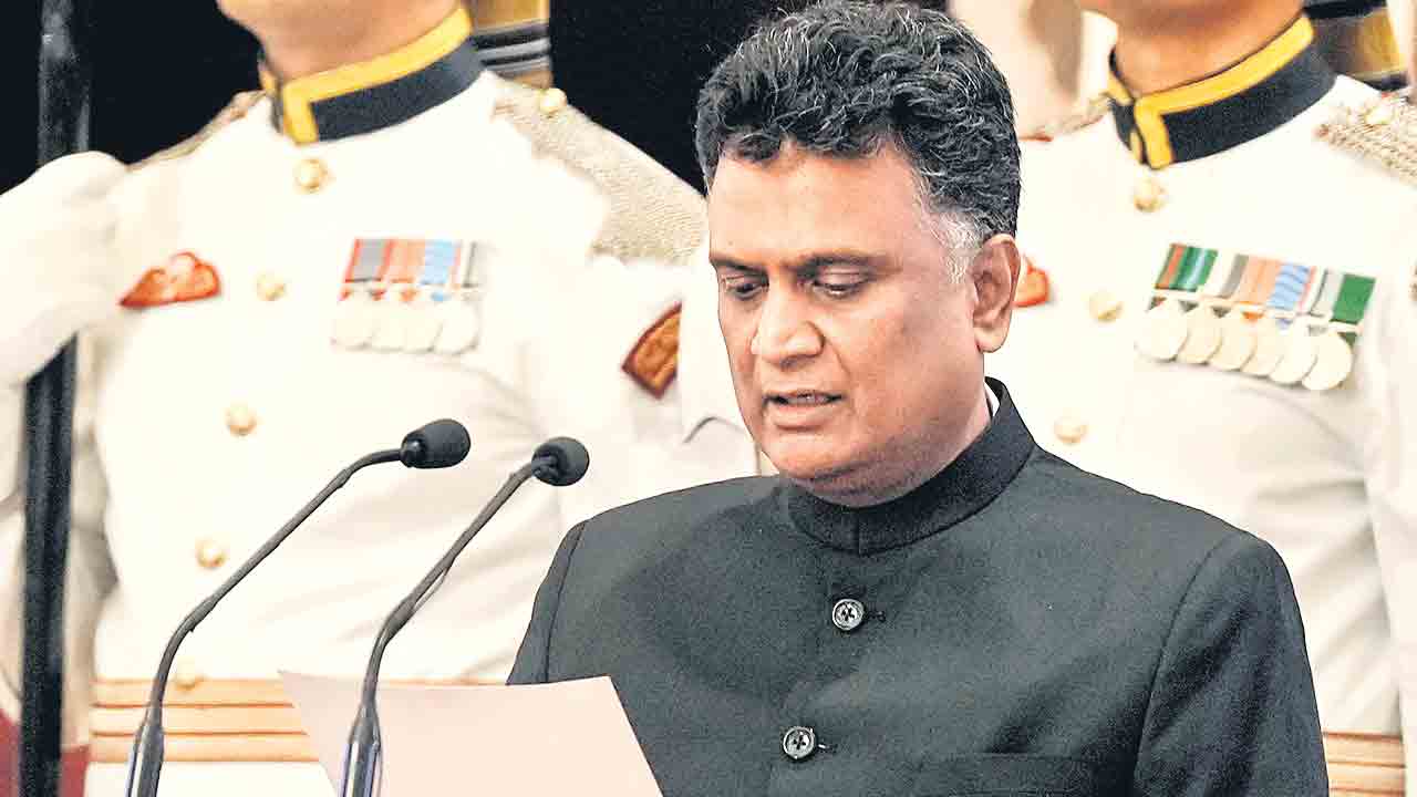 నూతన కాగ్‌గా సంజయ్‌ మూర్తి ప్రమాణం