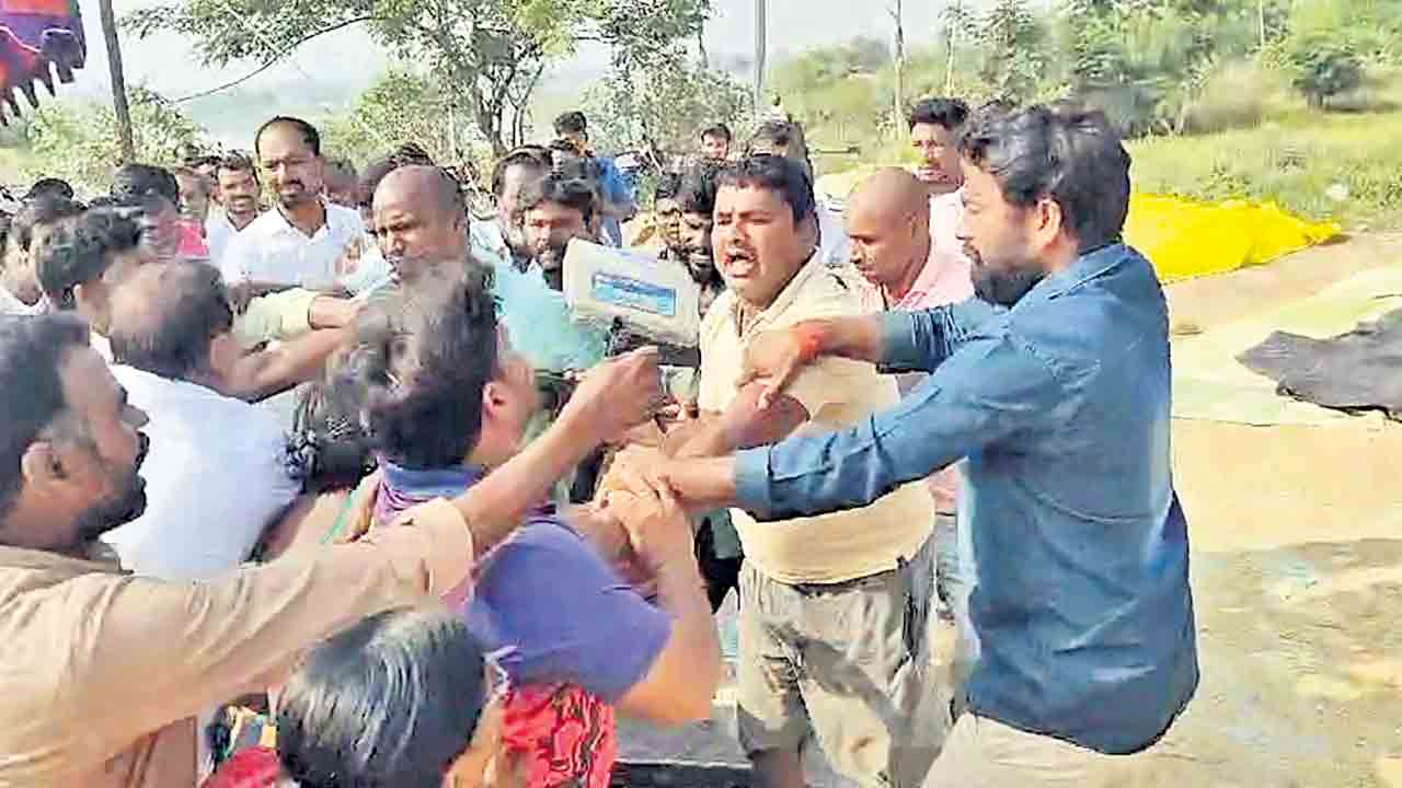 కొనుగోలు కేంద్రం వద్ద కాంగ్రెస్‌ లొల్లి