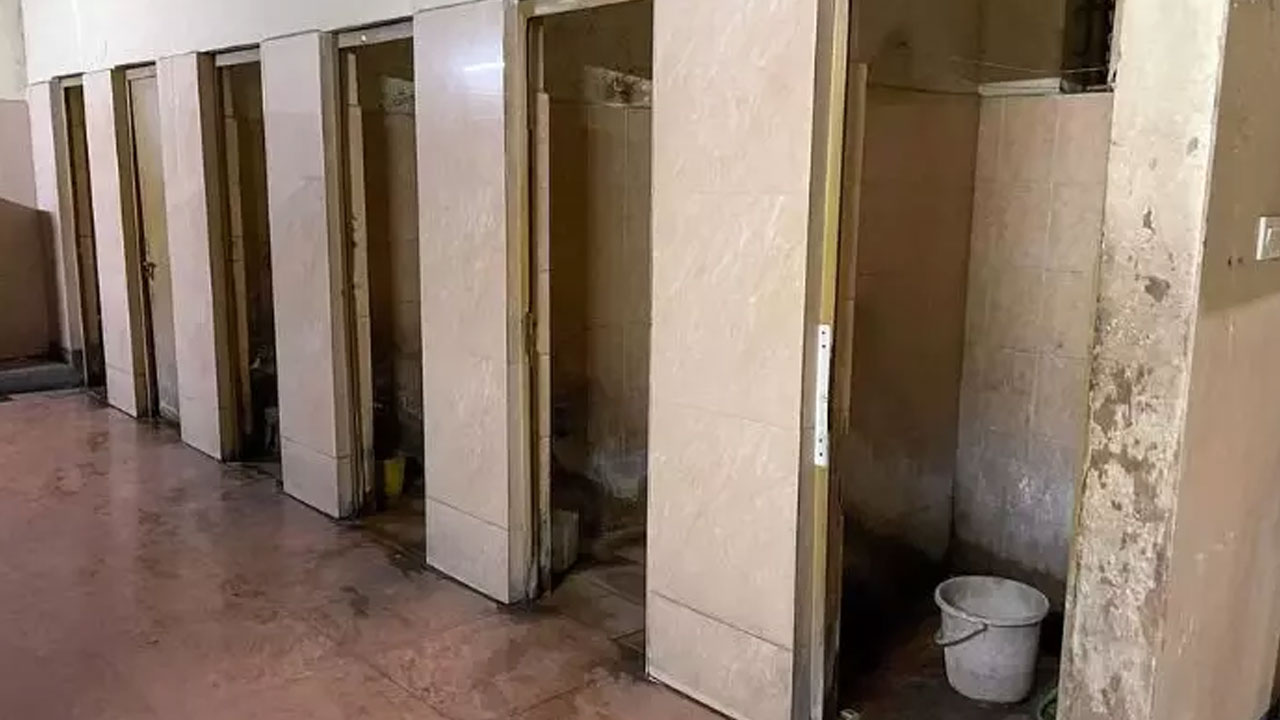 Toilets in Schools | 97.5 శాతం విద్యా సంస్థల్లో బాలికలకు ప్రత్యేక టాయిలెట్లు ఉన్నాయట.. సుప్రీంకోర్టులో కేంద్రం అఫిడవిట్‌!