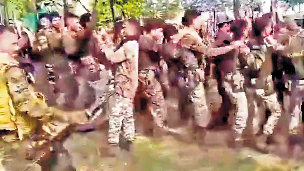 10 మంది నక్సల్స్‌ ఎన్‌కౌంటర్‌