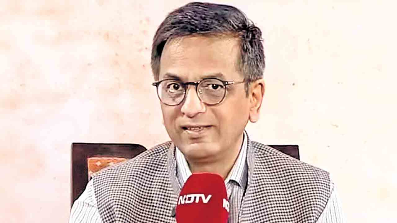 సామాజిక మాధ్యమాల ద్వారా కోర్టులపై ఒత్తిడి