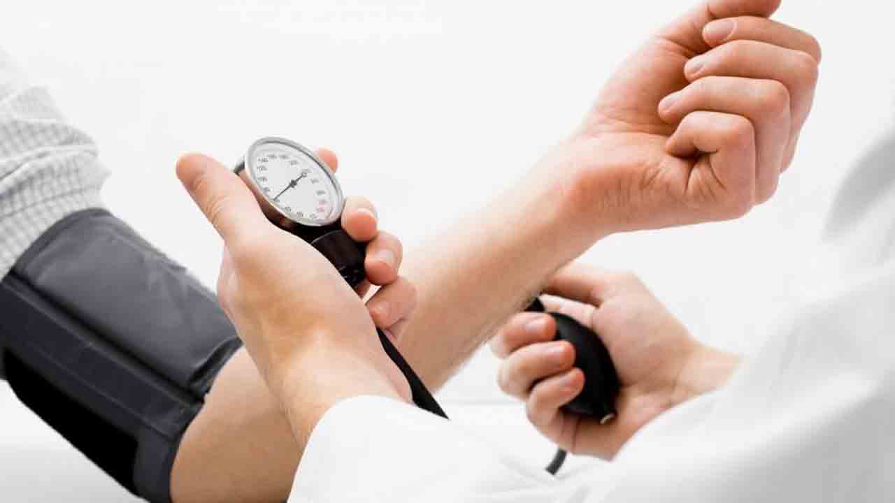 Blood Pressure | రోజులో ఎక్కువ సేపు నిలబడి పనిచేస్తున్నారా.. అయితే బీపీ ముప్పు ఉన్నట్టే!