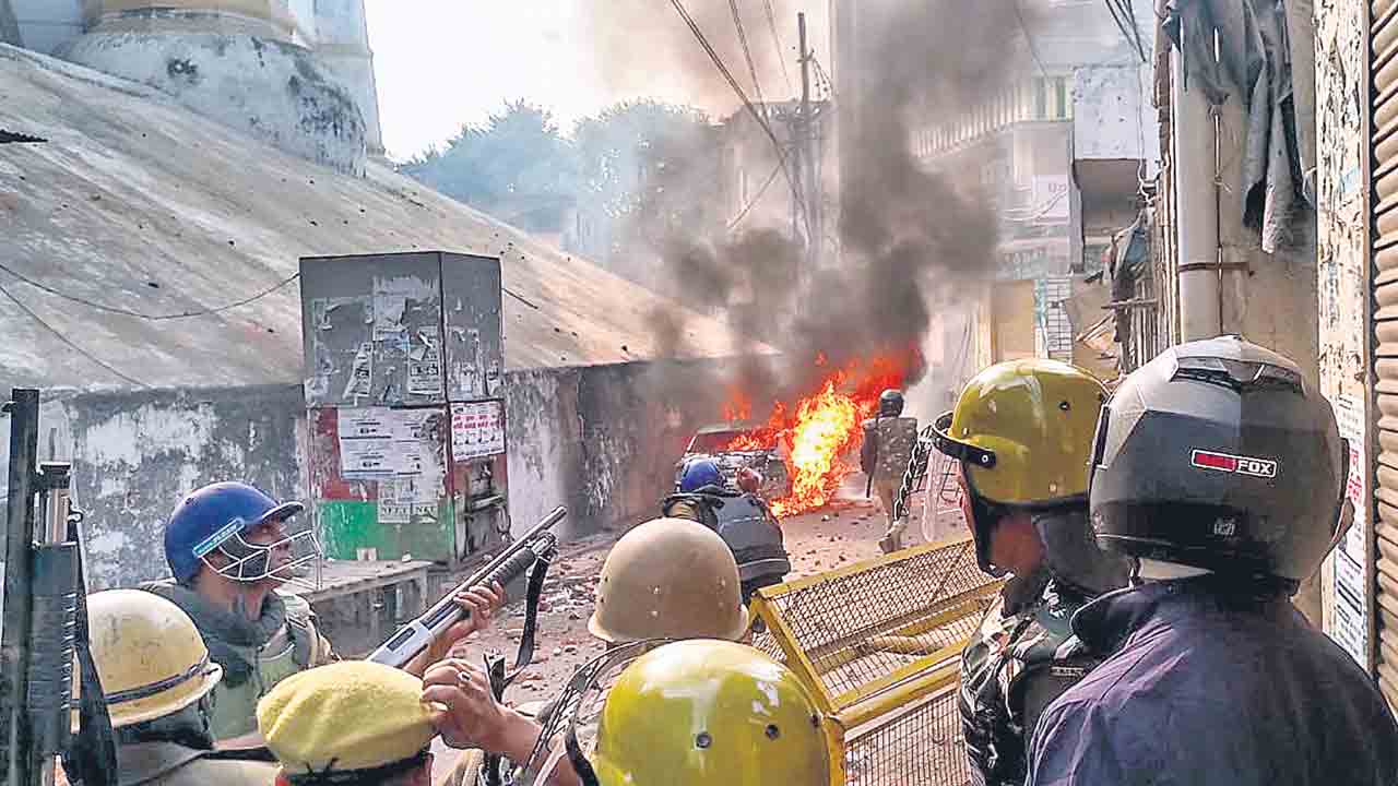 యూపీలోని సంభల్‌లో హై టెన్షన్‌