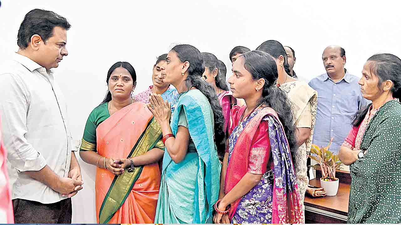 KTR | మినీ అంగన్‌వాడీల సమస్యలు పరిషరించాలి.. పెండింగ్‌ బిల్లులూ విడుదల చేయాలి: కేటీఆర్‌