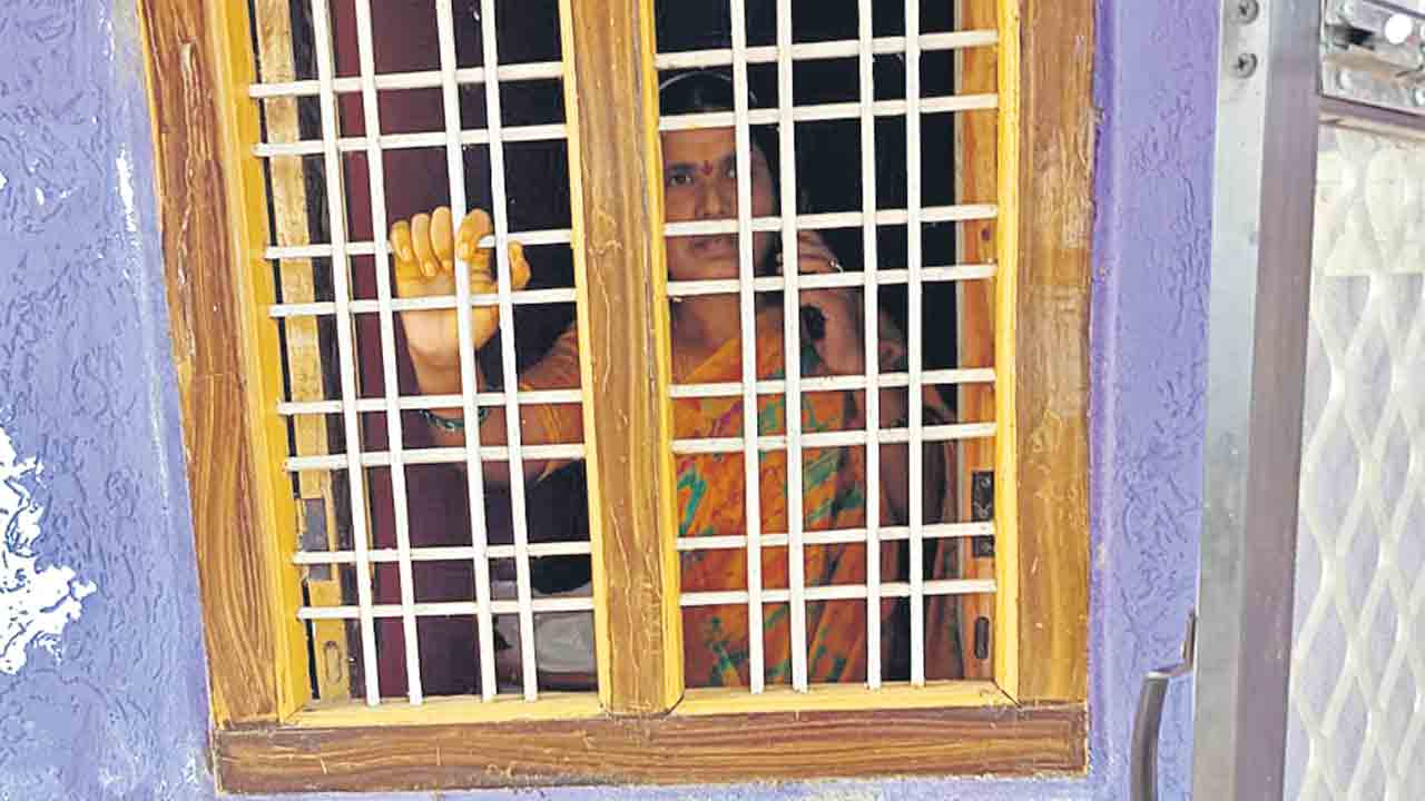 మహిళను నిర్బంధించిన దాయాదులు