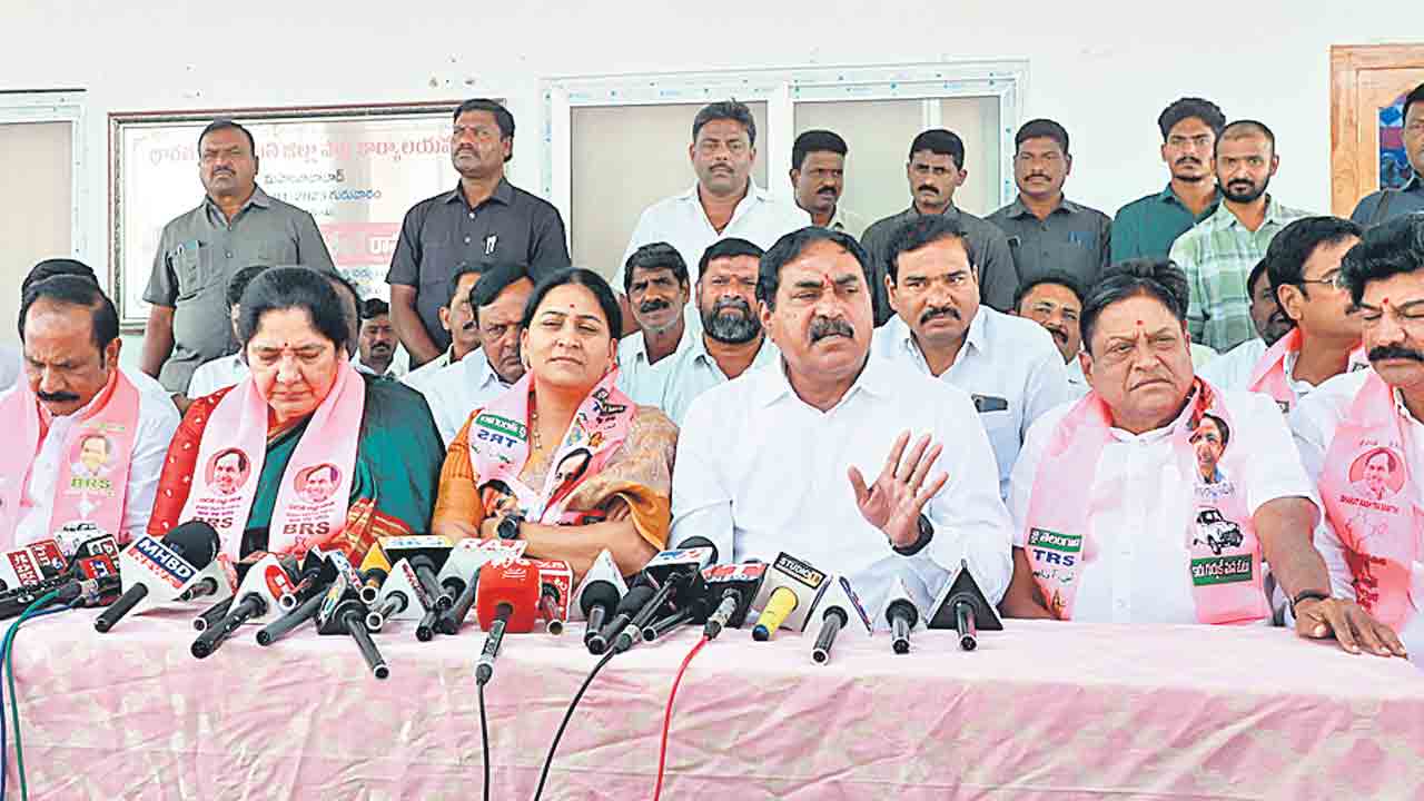 గిరిజనులకు రేవంత్‌ క్షమాపణ చెప్పాలి