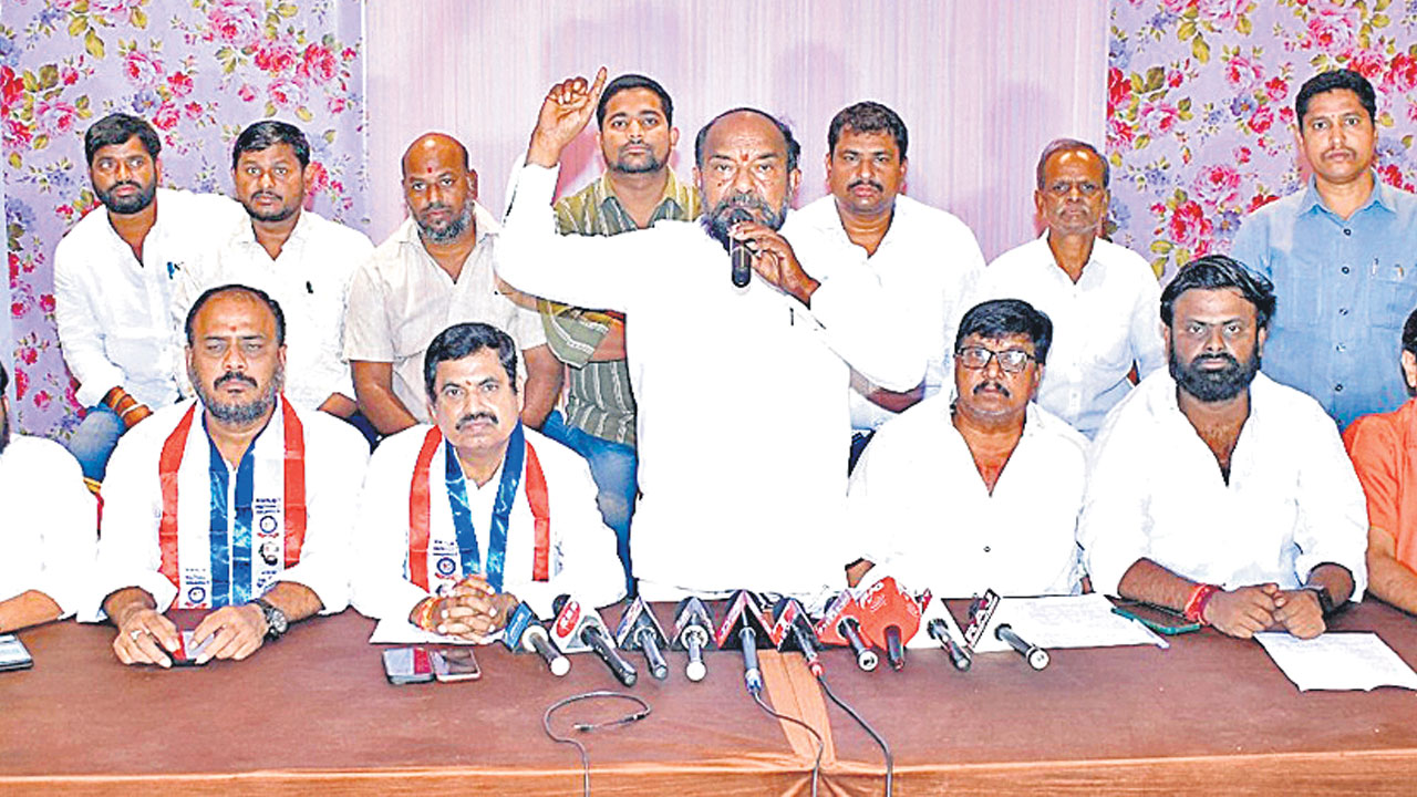 బీసీ రిజర్వేషన్లను 50శాతానికి పెంచాలి