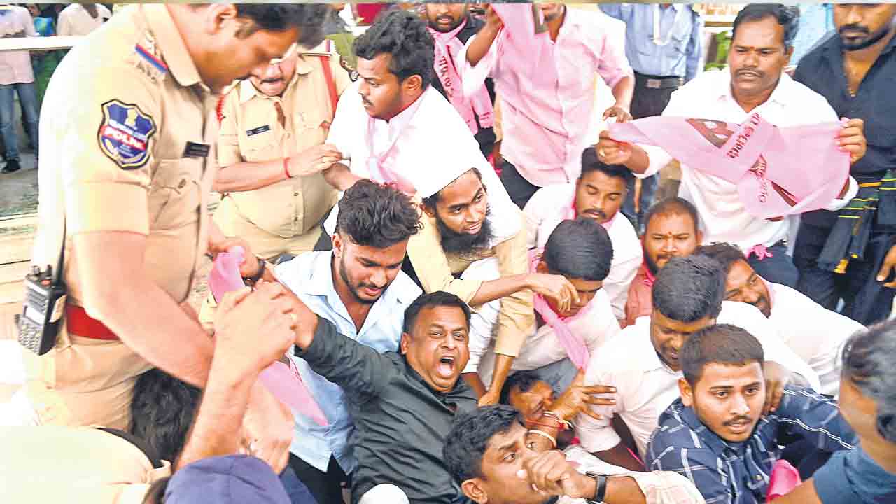 సంక్షేమ భవన్‌ను ముట్టడించిన బీఆర్‌ఎస్వీ