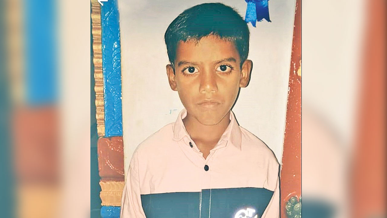 హాస్టల్‌లో మంచం మీదపడి విద్యార్థి మృతి