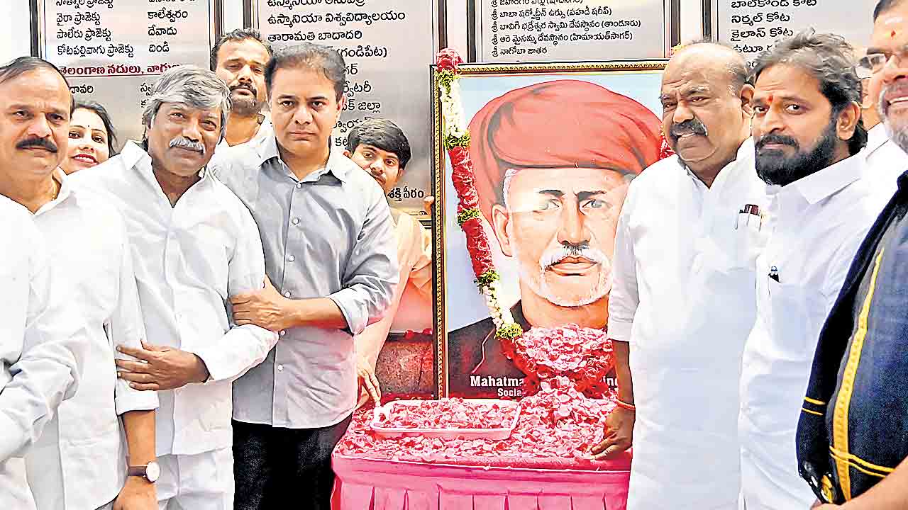 ఫూలే ఆశయాలను సాధించాలి