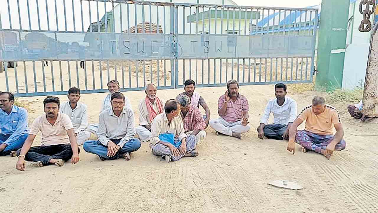 గోదాం గేట్‌కు తాళం వేసి రైతుల నిరసన