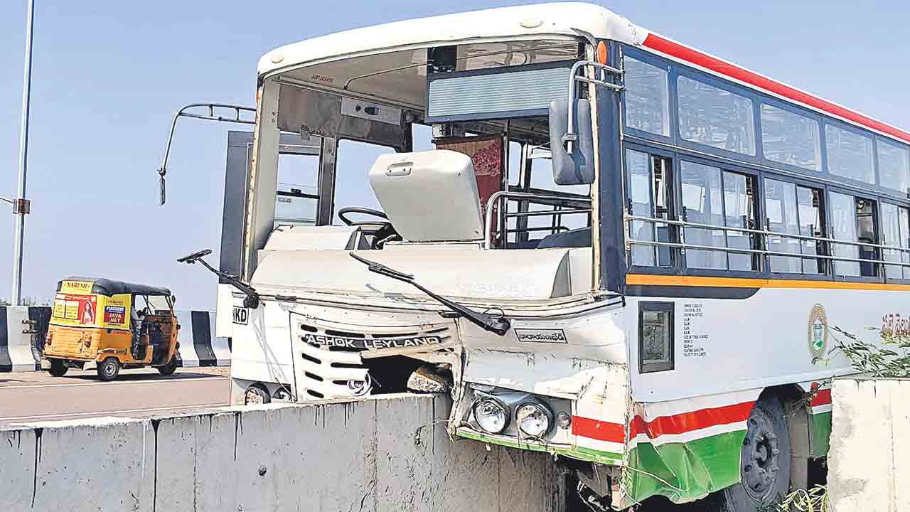 డివైడర్‌పైకి దూసుకెళ్లిన ఆర్టీసీ బస్సు