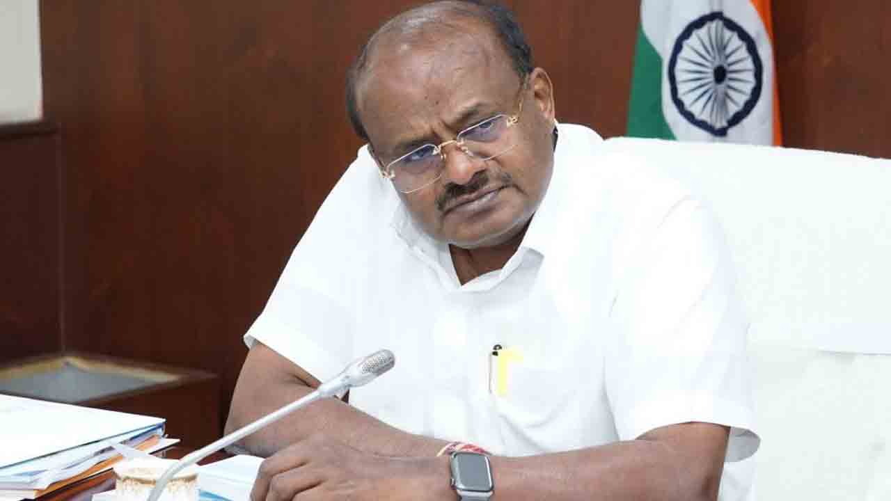 Karnataka | ఒక్కలిగ పీఠాధిపతిపై కేసు.. మండిపడ్డ విపక్షాలు