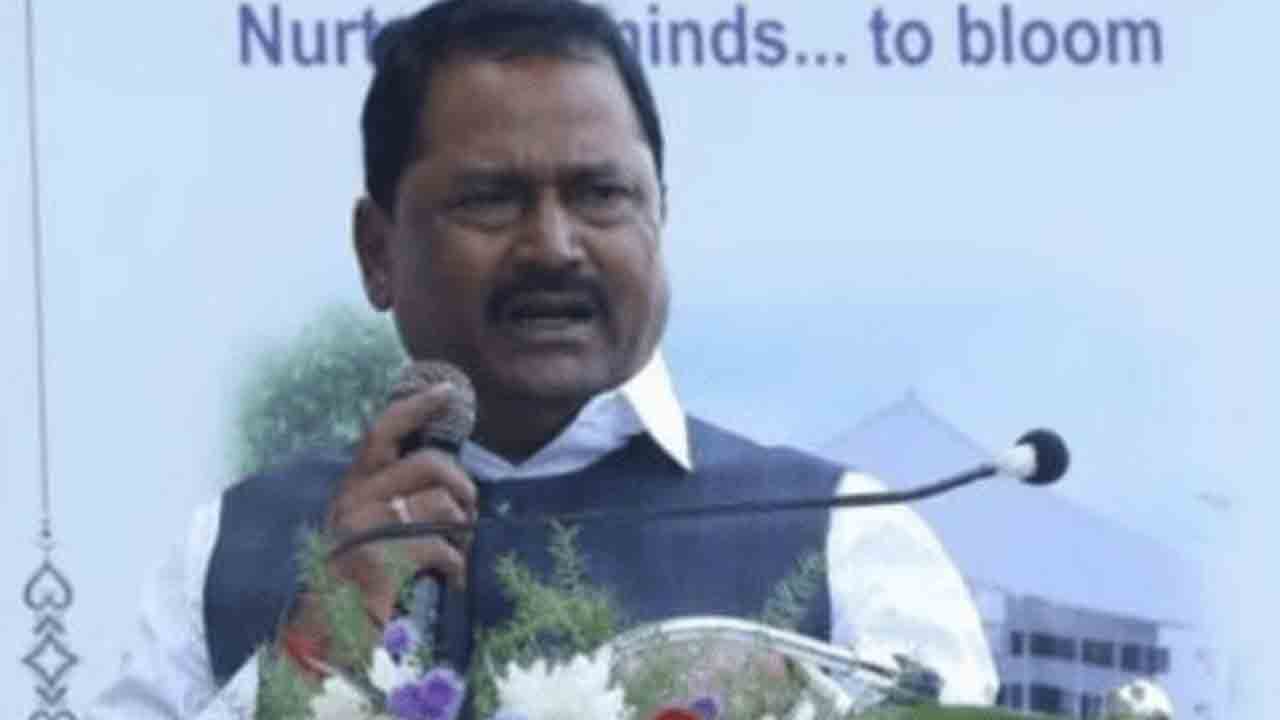 పార్టీ నుంచి కేపీసీసీ ప్రధాన కార్యదర్శి బహిష్కరణ