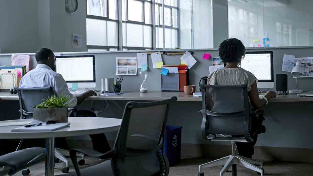 రోజులో 8 గంటలు కూర్చునే ఉంటారా.. అయితే మీకు వేగంగా ముసలితనం