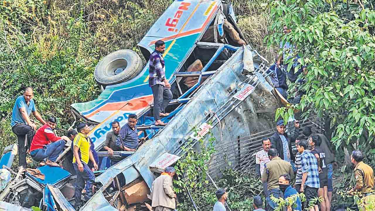 లోయలో పడ్డ బస్సు.. 36 మంది దుర్మరణం
