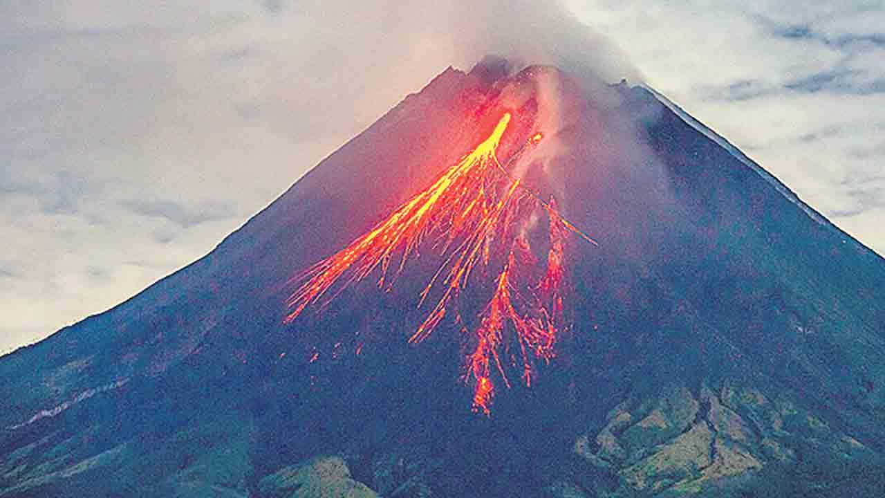 ఇండోనేషియాలో బద్దలైన అగ్నిపర్వతం
