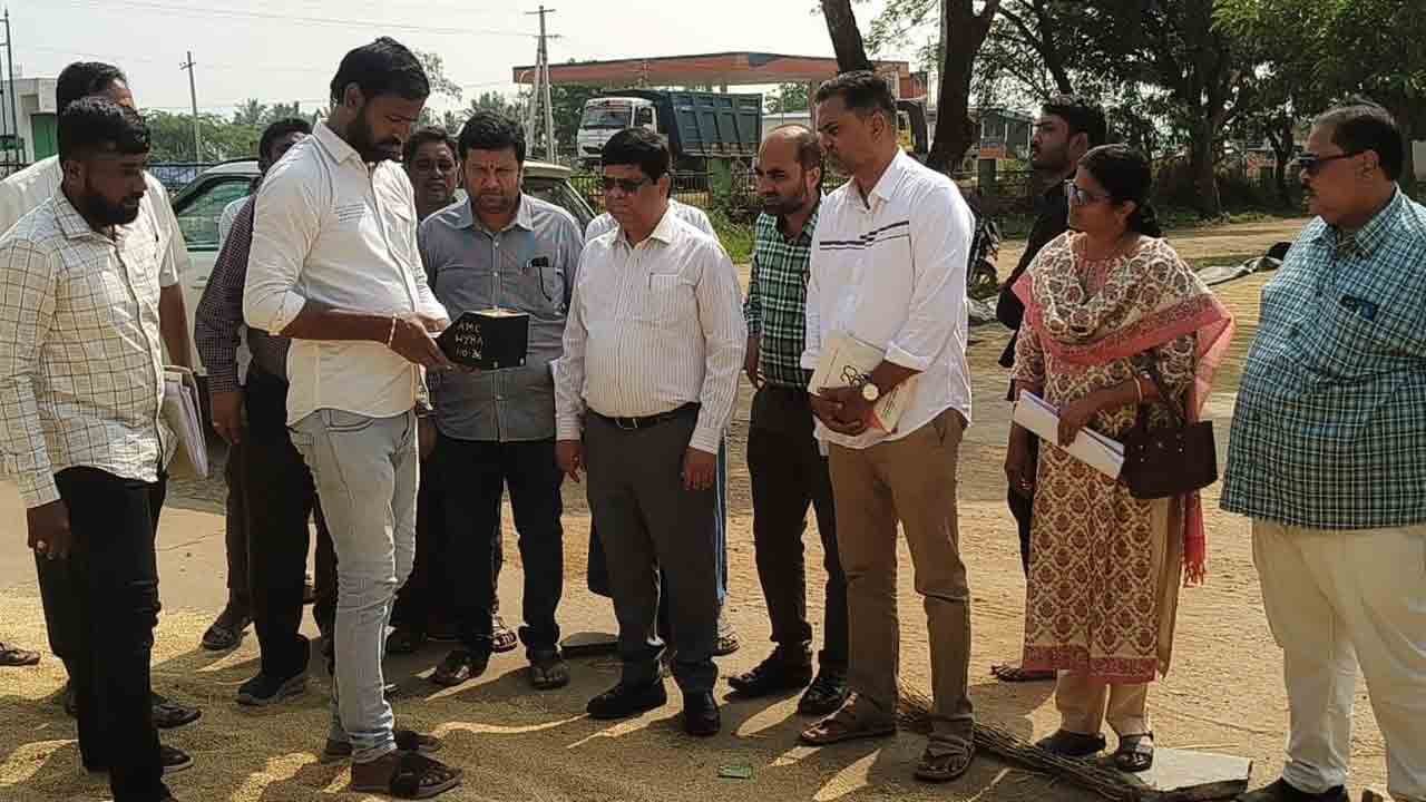 కొనుగోలు కేంద్రాల్లోనే ధాన్యం విక్రయించాలి