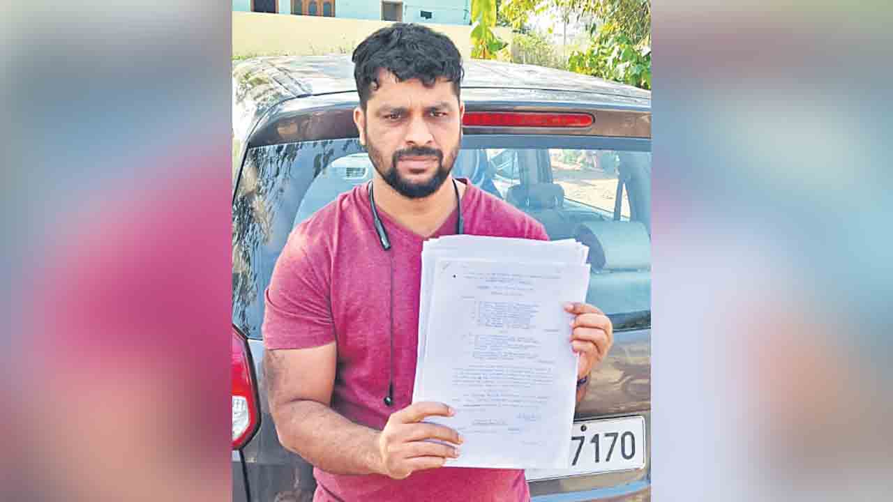 తప్పుడు భూరికార్డులు సృష్టించిన వారిపై చర్యలు తీసుకోవాలి