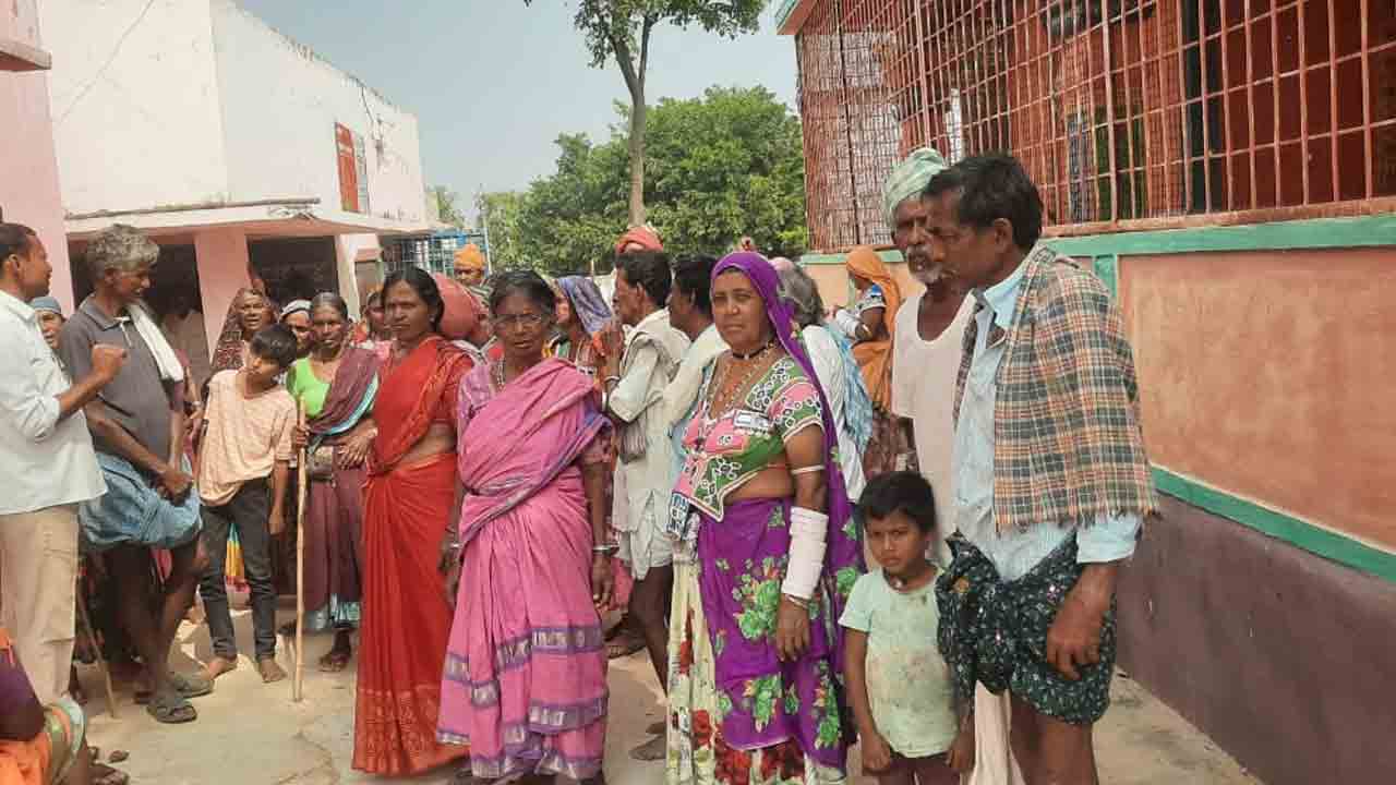 పింఛన్ల కోసం వృద్ధుల నిరసన