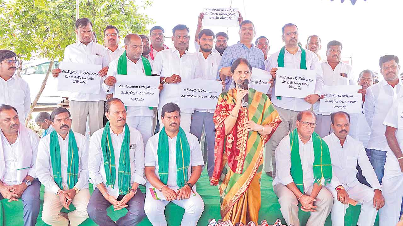 భూమికి భూమి ఇవ్వాల్సిందే : మాజీ మంత్రి సబితాఇంద్రారెడ్డి