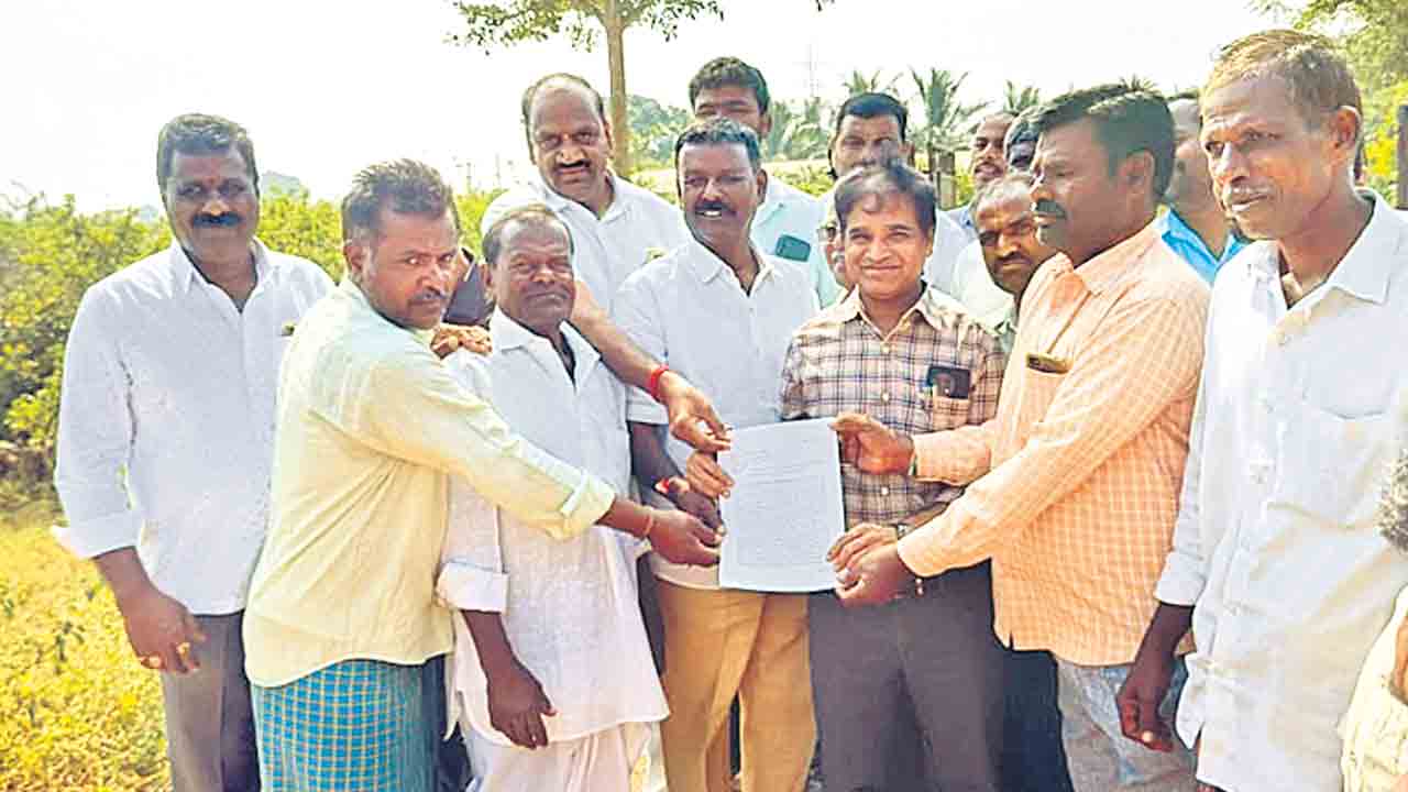 Fourth City | మా భూములే దొరికాయా?.. బలవంతపు భూ సర్వే నిలిపేయండి.. ఆర్డీవోకు ఫోర్త్‌ సిటీ రైతుల వినతి