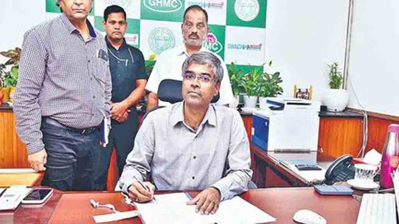 Ilambarithi | విధుల్లోకి బల్దియా కమిషనర్‌ ఇలంబర్తి