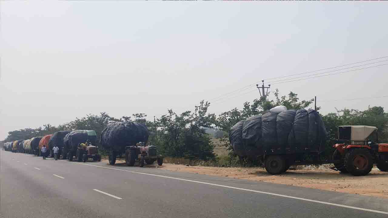 పత్తి రైతుల పడిగాపులు